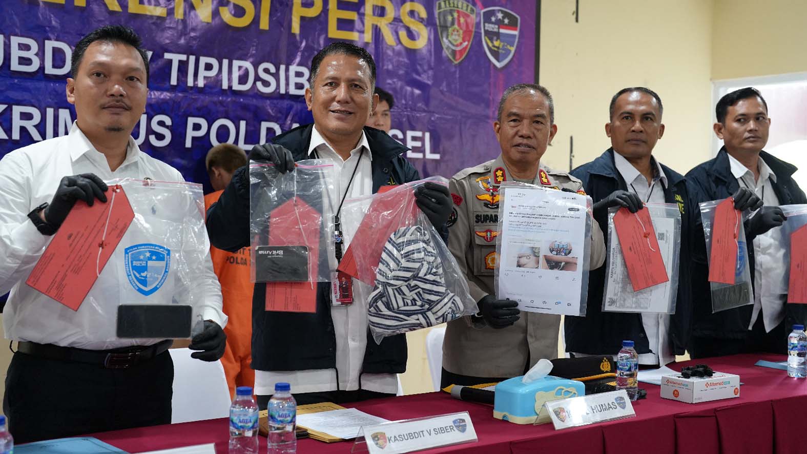 Ayah dan Anak Kompak Jual Video Lewat Medsos, Segini Penghasilannya