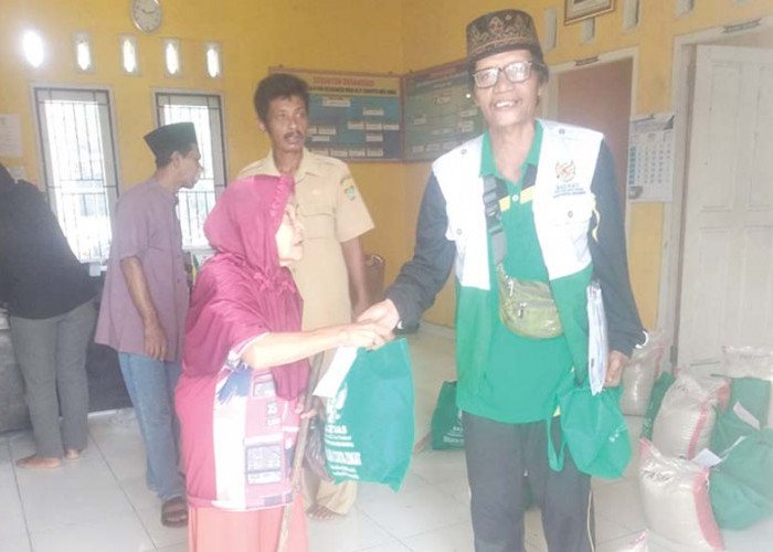foto : istimewa
TERIMA : Seorang lansia warga Ketuan Jaya Kecamatan Muara Beliti Kabupaten Musi Rawas menerima paket sembako dari BAZNAS Kabupaten Mura program pengentasan kemiskinan, beberapa hari lalu.