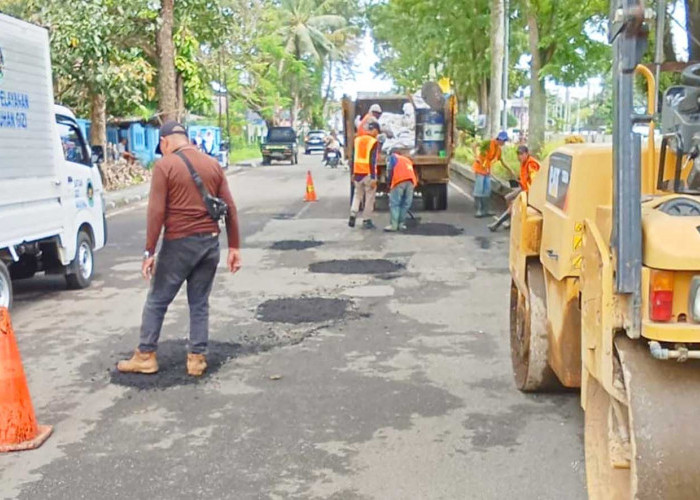 DPUPR Lubuk Linggau Percepat Tambal Jalan dan Tebas Bayang Jelang Arus Mudik Lebaran
