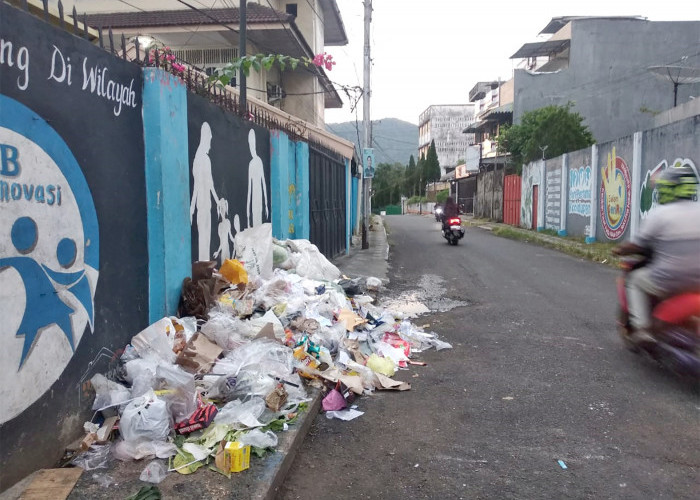 Tumpukan sampah di Jalan Maluku Kelurahan Jawa Kanan SS Kecamatan Lubuk Linggau Timur II. Petugas sampah dalam satu hari dua kali mengambil sampah untuk dibuang ke Tempat Pembuangan Akhir (TPA) yaitu pagi dan malam hari. Namun dari sore sampah sudah menumpuk di tempat ini.