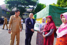 Pemkab Muba Salurkan Bantuan Beras untuk Warga Prasejahtera, Sandi Fahlepi : Harus Tepat Sasaran