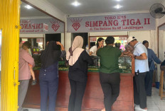 Harga Emas Stabil, Pembeli Ramai Datangi Toko Simpang Tiga