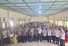 Kepsek dan Komite SMAN Rupit Muratara Rapat dengan Wali Siswa Baru, Sosialisasikan Tata Tertib Sekolah