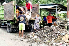 DLH Lubuk Linggau Bersama Masyarakat Gotong Royong Bersihkan Tumpukan Sampah Liar 