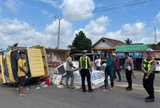 Pecah Ban Mobil Colt Diesel Terbalik Saat Putar Arah