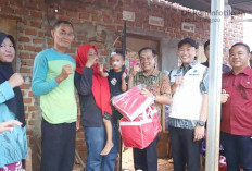 Wali Kota Lubuk Linggau Didampingi Kadinsos Serahkan Bantuan ke Korban Puting Beliung