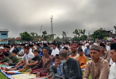 Pelaksanaan Salat Idul Fitri 1445 Hijriyah Berlangsung Penuh khidmat Di Lapangan B.Srikaton