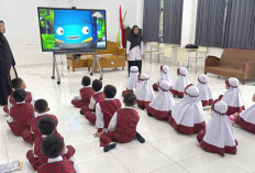 SDIQ Ar-Risalah Lubuk Linggau Manfaatkan Smartboard Bantuan Kemendikdasmen RI