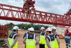 Pemasangan Balok Jembatan Jalan Tol Palembang - Betung Stop Sementara