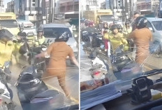 Viral Video! Pria Berseragam ASN Berkelahi di Jalan Raya Palembang Gegara Cipratan Air