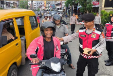 Bagi-bagi Takjil untuk Mereka yang Masih Bekerja di Waktu Berbuka 