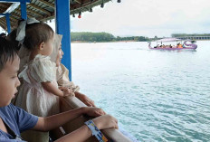 Cobain Keliling di Danau Berwarna Biru Sama Keluarga, Disini Lokasinya  