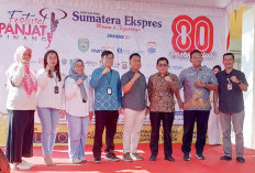 Festival Panjat Pinang Sumatera Ekspres Potensi jadi Event Pariwisata Nasional