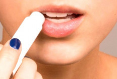 5 Tips Agar Lipstik Tahan Lama Hingga Seharian, Gak Perlu Touch Up Lagi!