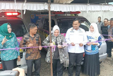 Serahkan Dua Mobil Ambulans Ini Pesan Bupati Hj Ratna Machmud Kepada Kades Mambang dan Temuan Sari