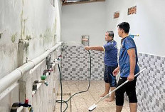 Tak Hanya Pembinaa, Hadir untuk Lingkungan Sekitar, Petugas Lapas Lubuk Linggau Gotong Rotong Bersihkan Masjid