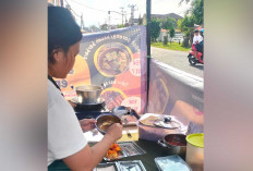 Diserbu Jelang Berbuka! Camilan Pedas di Tapak Lebar Ludes Dalam 2 Jam   