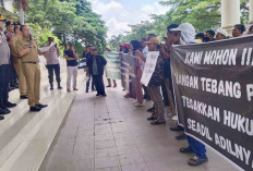 Puluhan Warga Datangi Kantor Bupati, Desak Copot Oknum Kades yang Berzina