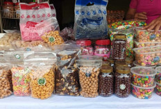 Jelang Lebaran, Pedagang Mulai Jualan Kue Kering