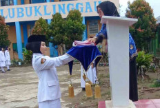 Azkayra Najwa Zhivanna jadi Pembawa Baki Bendera Upacara HUT RI ke-80 SMPN 5 Lubuk Linggau  