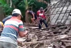 Rumah Lansia di Megang Sakti Musi Rawas Roboh Tengah Malam, Warga Gotong Royong Dirikan Hunian Sementara