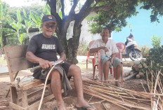 Kisah Haru Pasangan Lansia Pengrajin Rotan di Musi Rawas