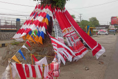 Penjual Bendera Merah Putih di Lubuklinggau Mengeluh Sepi Pembeli