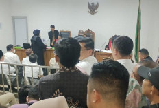 Mantan Bupati Mura Ridwan Mukti Senyum Usai Jalani Sidang Perdana, Bersama 4 Tersangka Lainnya