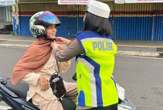 Anggota Sat Lantas Polres Lubuk Linggau Ingatkan Pengendara Pentingnya Gunakan Helm SNI