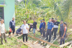 Petugas Damkar Perbaiki Atap Parkiran Mobil Damkar yang Roboh di Posko Elang Merah