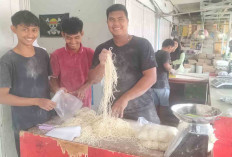 Buka Sejak Dini Hari, Mie Rumahan Laris Manis di Lubuk Linggau