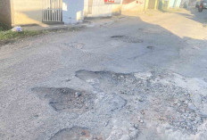 Banyak Jalan Berlubang di Jalan Cereme Lubuk Linggau, Warga Keluhkan Menghambat Perjalanan