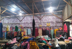 Jelang Hari Raya, Warga Serbu Lapak “Serba 35” di Jalan Yos Sudarso