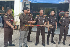 Gema Silampari Tolak RUU KUHP Berikan Sapu Lidi Ke Kajari Mura