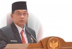 Demi Keselamatan Warga, Pemkab Muratara Tampal Jalan Negara yang  Berlobang