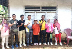 Camat Tugumulyo Serahkan Bantuan Program Tugumulyo Peduli pada Warga