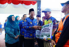 Bupati Muha HM Toha Serahkan THR untuk Ribuan Dhuafa