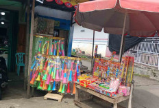 Penjual Terompet dan Petasan Mulai Ramai Jelang Tahun Baru