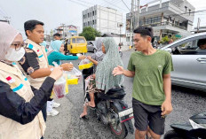 Momen Ramadan, Pegawai dan PIKK PLN UP3 Lubuk Linggau Berbagi Takjil kepada Masyarakat