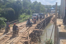 Warga dan Sopir Keluhkan Kemacetan Panjang di Jembatan Darurat Simpang Temelat Musi Rawas