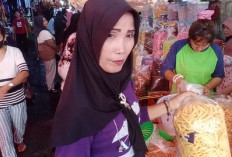 Jelang Lebaran, Pedagang Kue Lebaran di Pasar Inpres Lubuklinggah di Serbu Pembeli