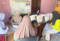 328 KK Terima Bantuan Pangan Beras di Kelurahan Ponorogo