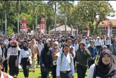 Rumah Dinas Gubernur Bengkulu Dipadati Ribuan Pencari Kerja, Ada Apa?