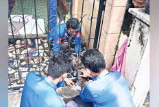 Aksi Unik Anggota Damkar Musi Rawas, Selamatkan Kucing Terjepit di Pagar