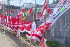 Pedagang Bendera di Lubuk Linggau Keluhkan Sepi Pembeli