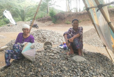 Buruh Pemecah Batu di Lubuk Linggau