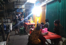 Nasi Uduk Malam Tetap Diburu Pembeli hingga Menjelang Waktu Subuh