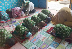 Melatih Anak Didik Mengenal Bacaan Sholat di RA Al Amin Lubuk Linggau