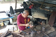 Pengrajin Pisau di Musi Rawas, Sudah Puluhan Tahun Sampai Bisa Menyekolahkan Anak-anaknya