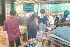 Musim Kondangan Toko Bahan Kain Ramai Pembeli 